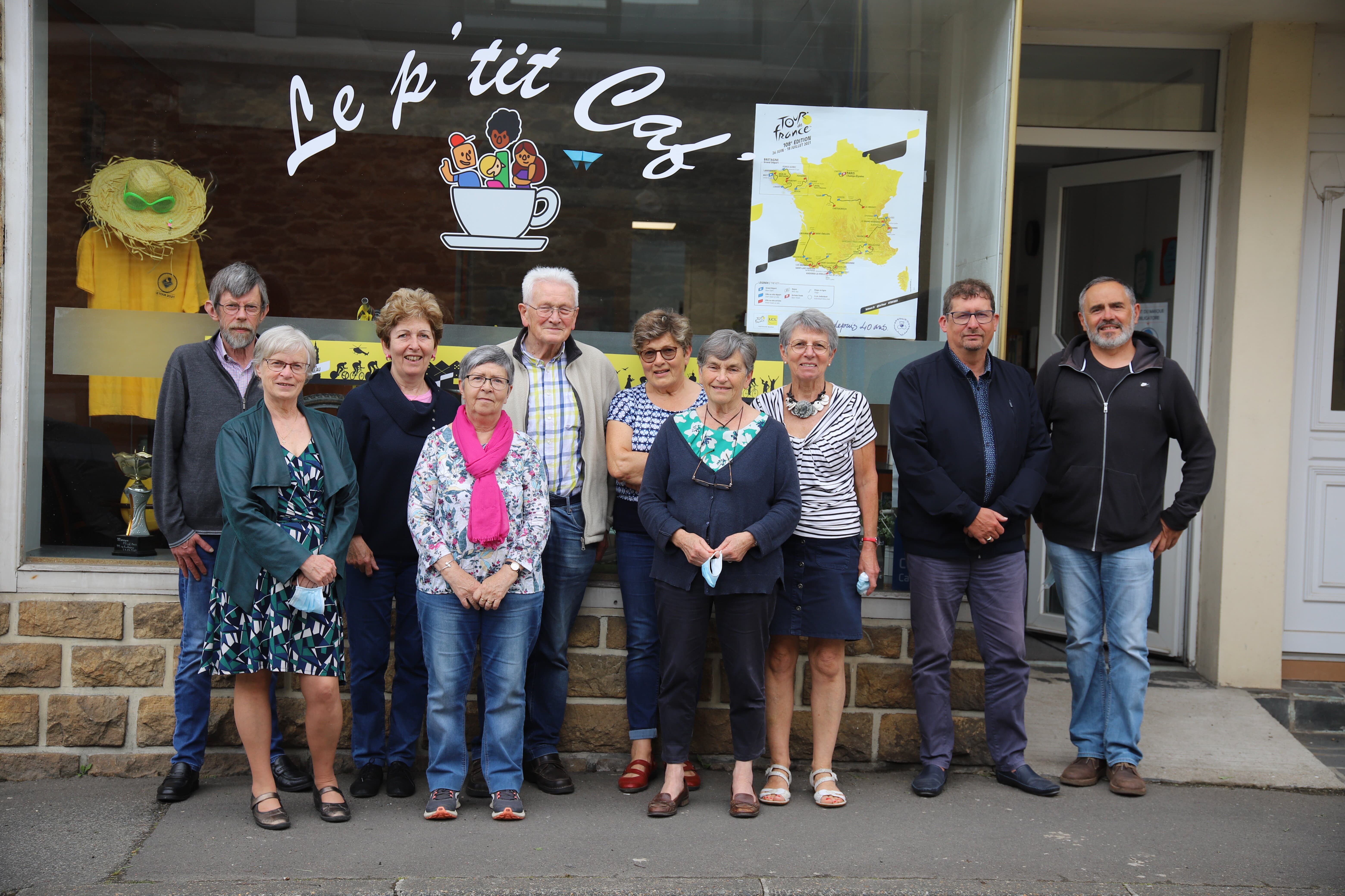 Le p'tit caf de Landerneau accueille notre présidente Isabelle Biseau ,louis Quemeneur (prêtre du secours catholique au cours de leur tournée de départ à leur poste