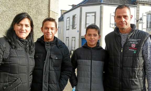 Artur, Jetmira  et leurs enfants ont quitté l'Albanie en quête de jours meilleurs en France. Ils progressent dans l'acquisition de la langue grâce aux progrès de leurs enfants collégiens.