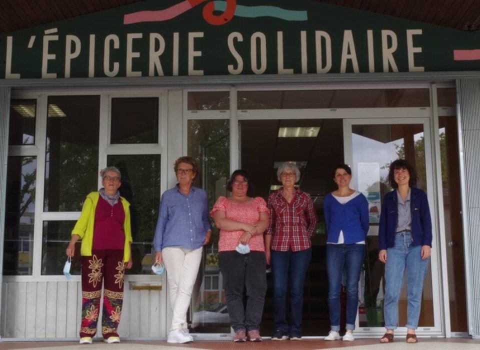 Alice Goulaouic (à droite) accompagnée de quatre bénévoles.