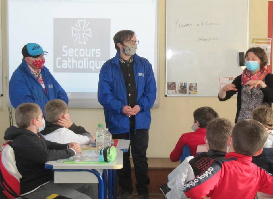 Amandine, Valentin et Dominique, bénévoles au Secours Catholique ont expliqué le sens des maraudes qu'ils effectuent à Quimper