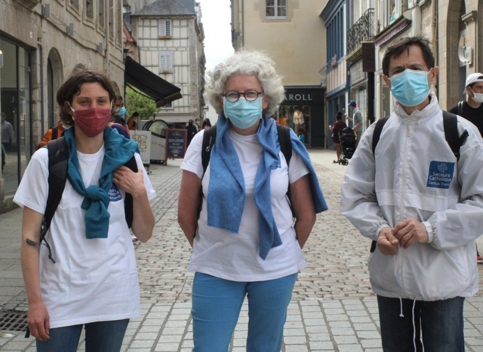 Amandine, Elisabeth et Frédéric sont bénévoles au Secours catholique à Quimper. Ils font partie de l’équipe des maraudeurs. (©Côté Quimper)