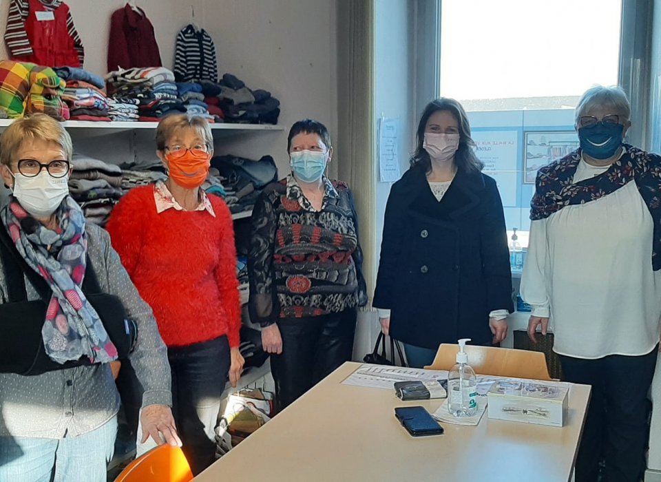 Sandrine Le Feur et l'équipe de la Malle aux vêtements à Cléder