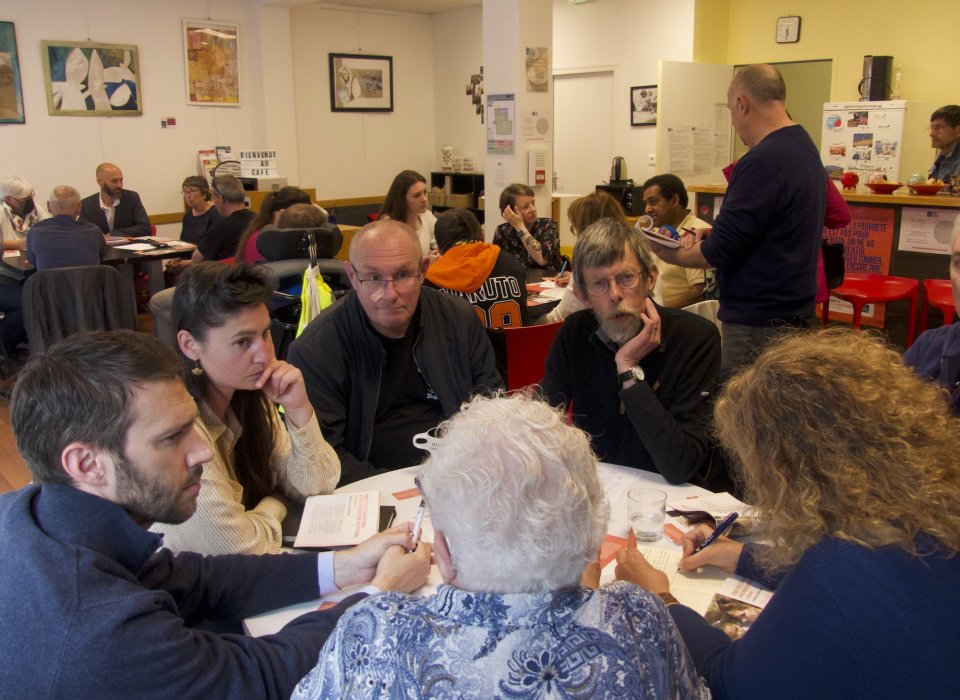 Débat avec les candidats aux législatives au café solidaire de Quimper