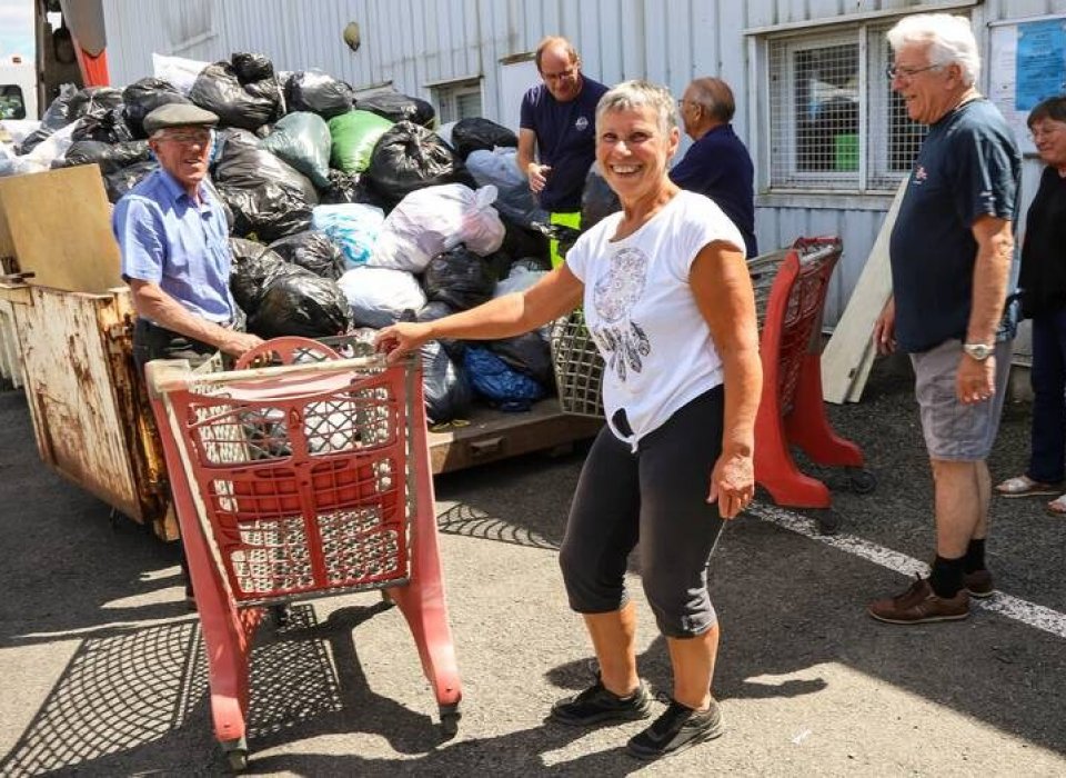 Lundi après-midi, les bénévoles et les agents municipaux ont vidé les sacs de vêtements. 