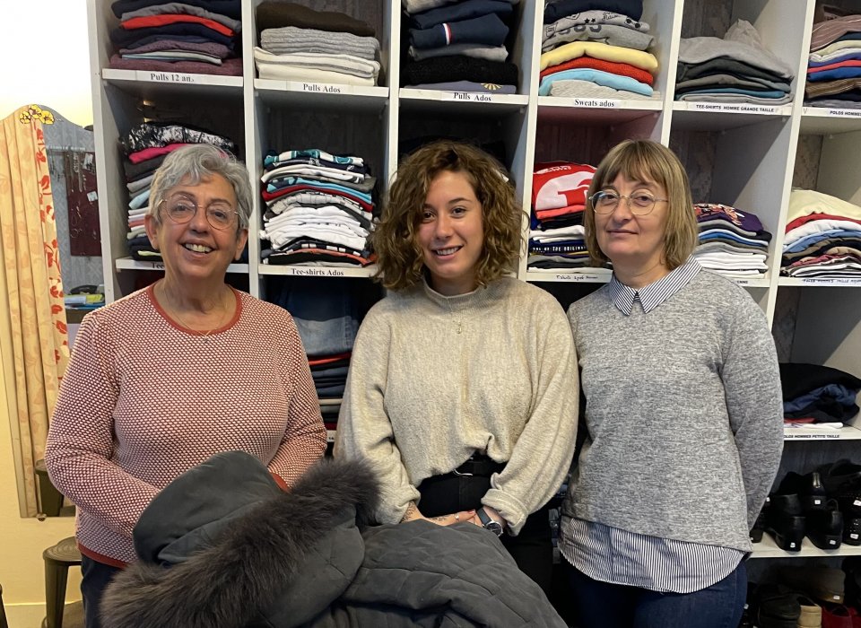 À la boutique: Bernadette au centre, à droite Andréa et Béatrice, bénévoles.