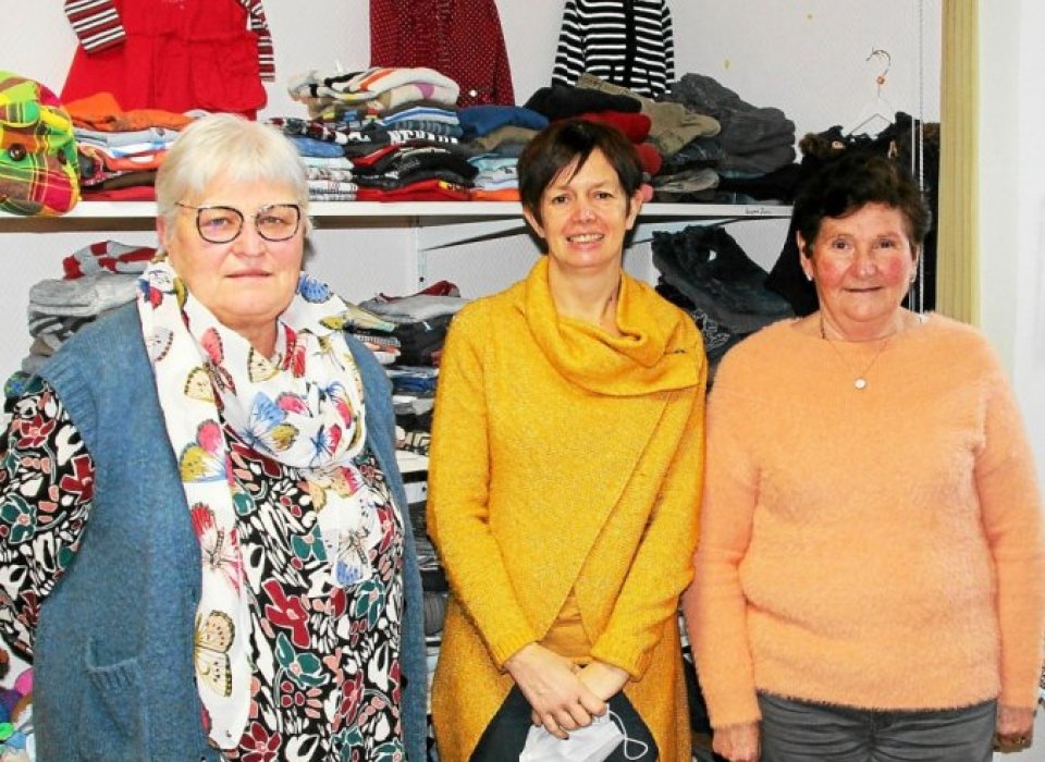  Evelyne André, Lætitia Le Bihan et Christiane Floch, bénévoles de l’antenne, préparent activement la braderie de la Malle aux vêtements 
