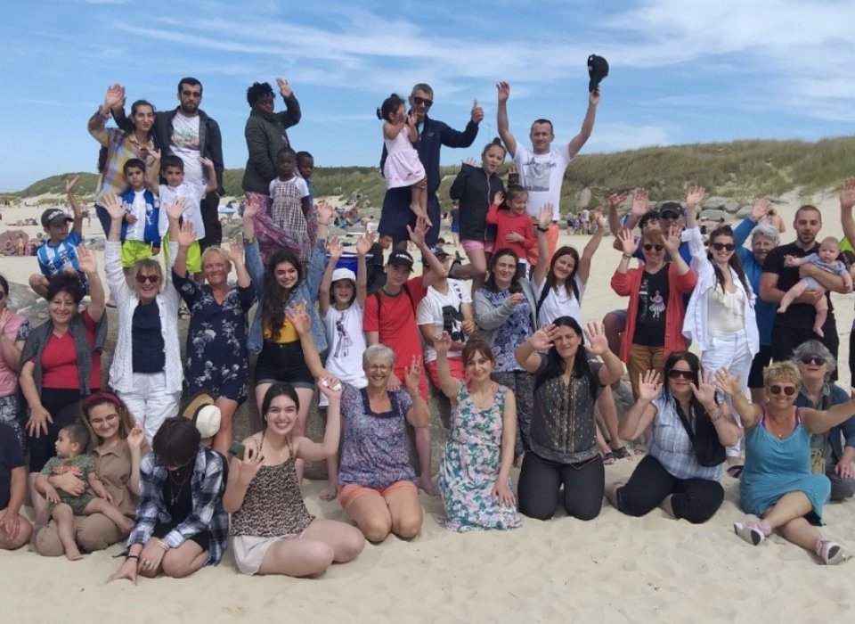 Une cinquantaine de demandeurs d'asiles de Landivisiau à la plage des Amiets de Cléder