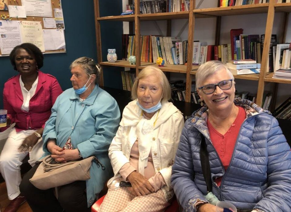 Maimouna, bénévole  au côté de Marie-Claire, Jeanine et Yvette, habituées du café solidaire 