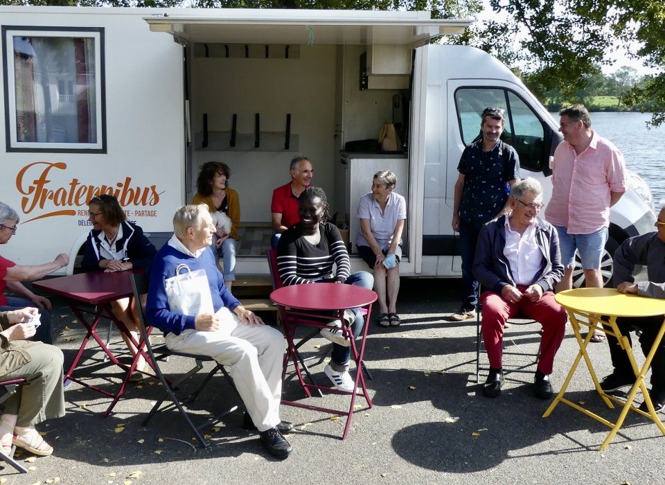 Le fraternibus créé du lien et rompt la solitude en sud Finistère - Secours Catholique