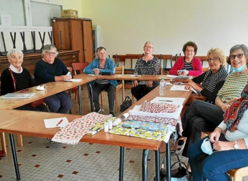 Les bénévoles du Secours Catholique préparent leur premier atelier créatif. (Photo Secours Catholique Lesneven Côte-des-Légendes)