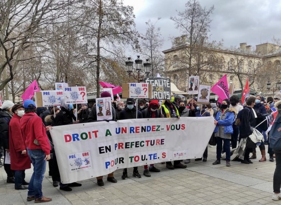 Manifestation pour la dématérialisation des demandes de titres de séjour