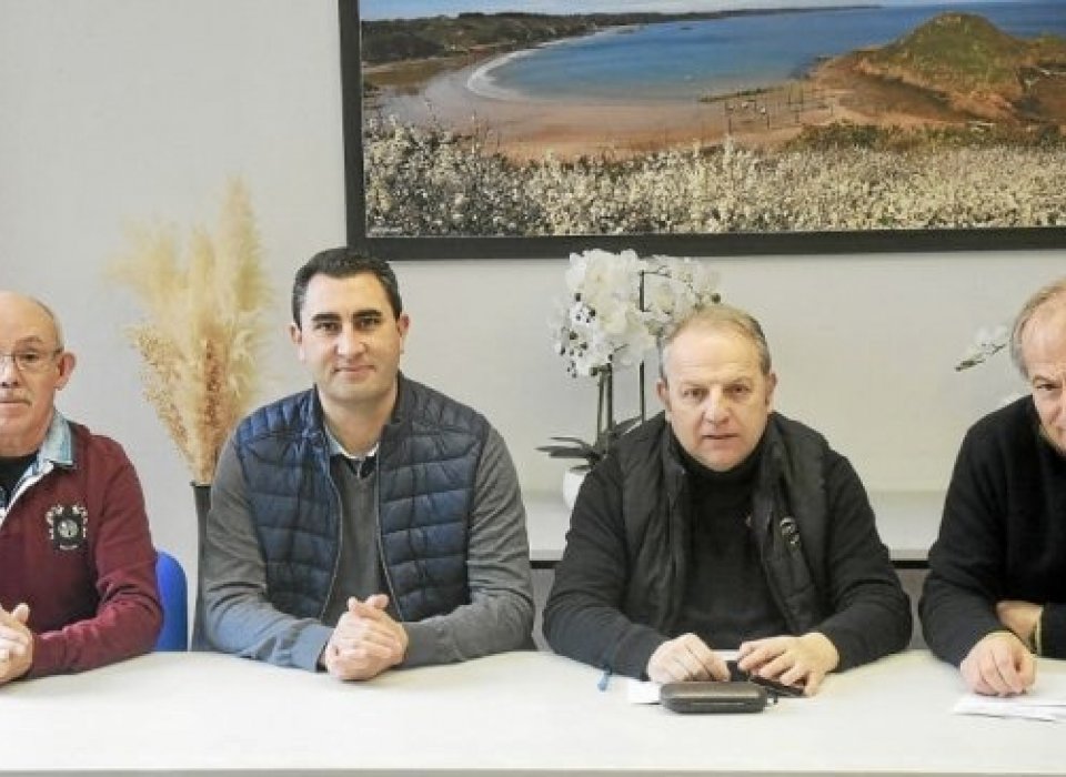 Robert Barnabé, bénévole, Jean-Marie Leroy, premier adjoint, Xavier Compain, maire et Yves Aillerie préparent la visite de Véronique Devise, présidente nationale du Secours catholique.