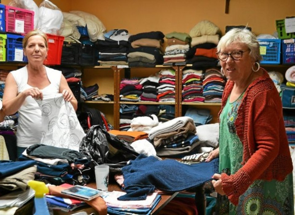 Sylvie et Brigitte, bénévoles du Secours Catholique ne manquent pas d'occupations. Après le tri, il leur faut garnir les présentoirs de vêtements d'été...