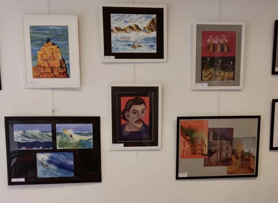 Expo Manucréa au café solidaire Ti an dour à Quimper Expo Manucréa des travaux de l’année des élèves cornouaillais de Florence Muckensturm.