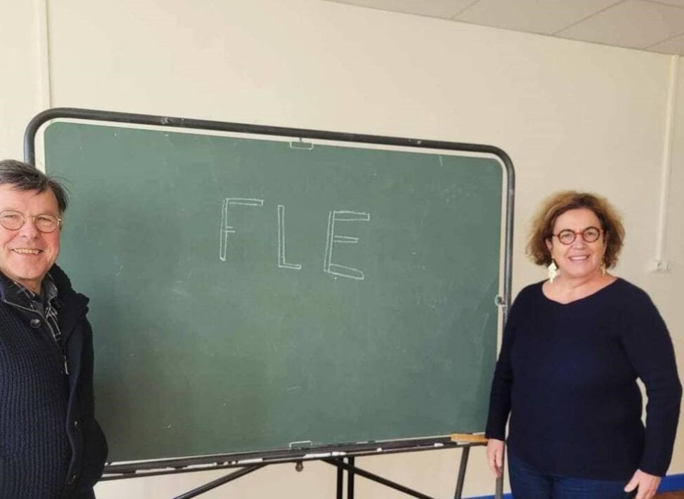 Denis ROGARD, le responsable de l’équipe à côté d’Hélène bénévole animant les cours.