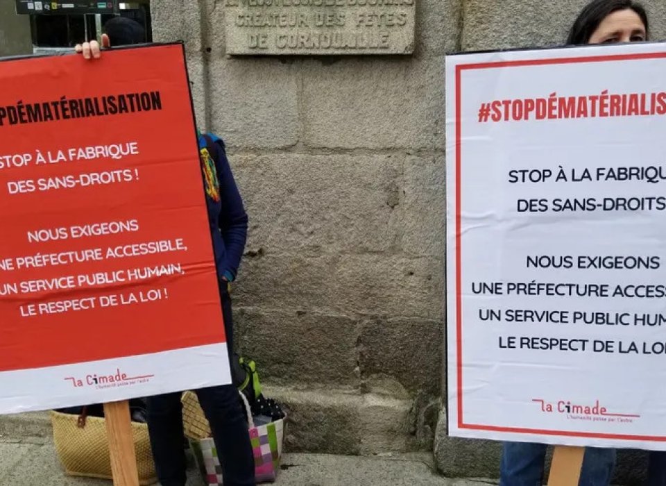 Les manifestants demandent des alternatives à la seule demande en ligne pour les titres de séjour pour les personnes étrangères. Les manifestants demandent des alternatives à la seule demande en ligne pour les titres de séjour pour les personnes étrangères.
