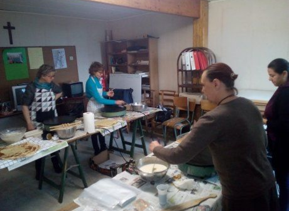 SAINT-YVI campagne nationale du Secours Catholique : Fabrication de crêpes à emporter.