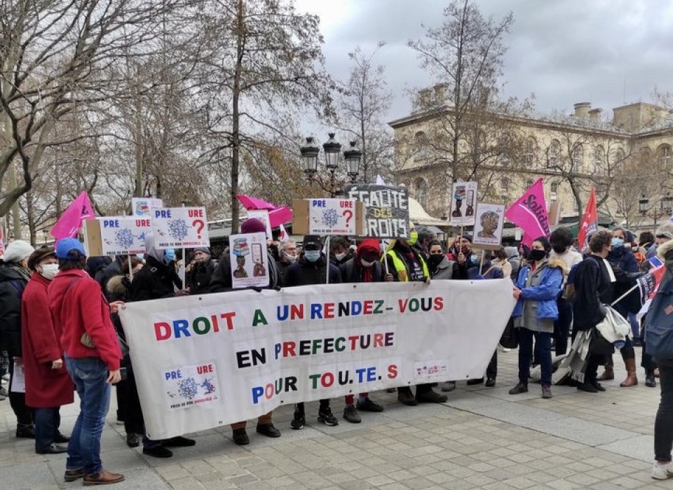Manifestation pour la dématérialisation des demandes de titres de séjour Manifestation pour la dématérialisation des demandes de titres de séjour