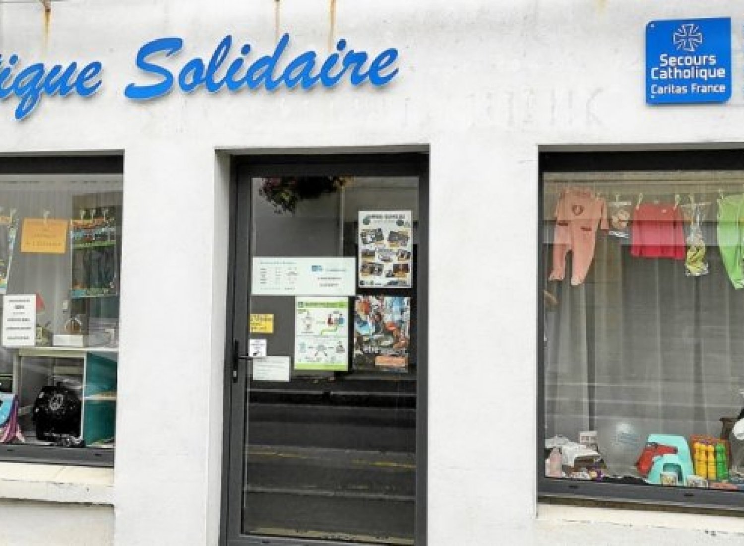 La boutique solidaire vient de voir installée son enseigne au 9, rue Clemenceau.