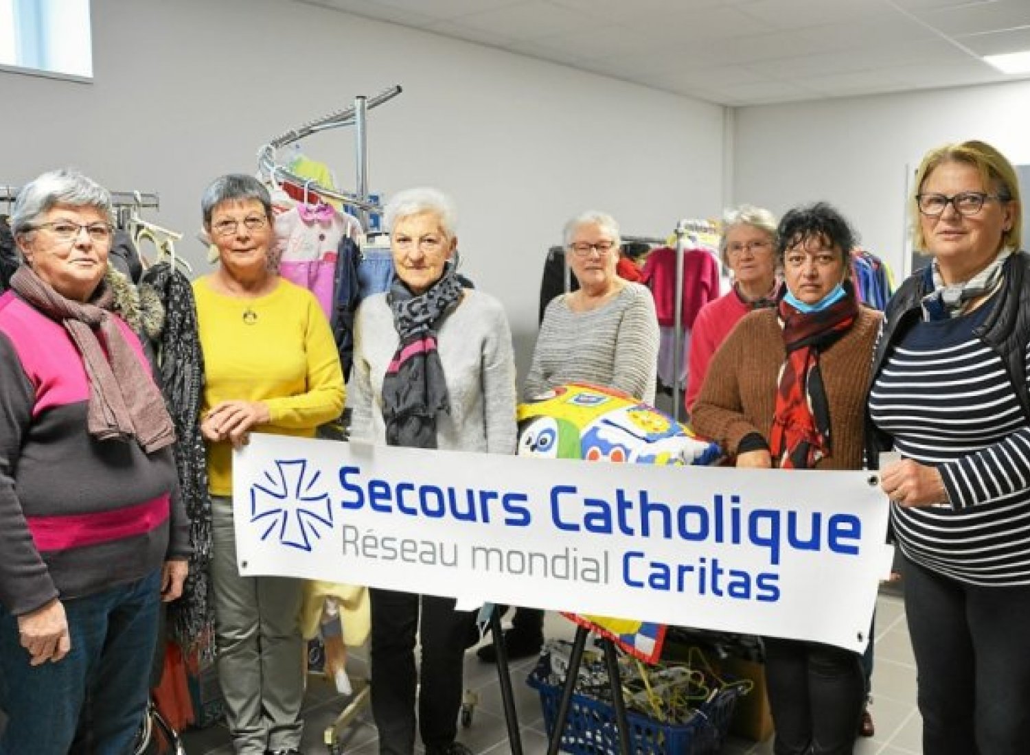 Les bénévoles en plein rangement pour que tout soit prêt mercredi, jour d’ouverture.