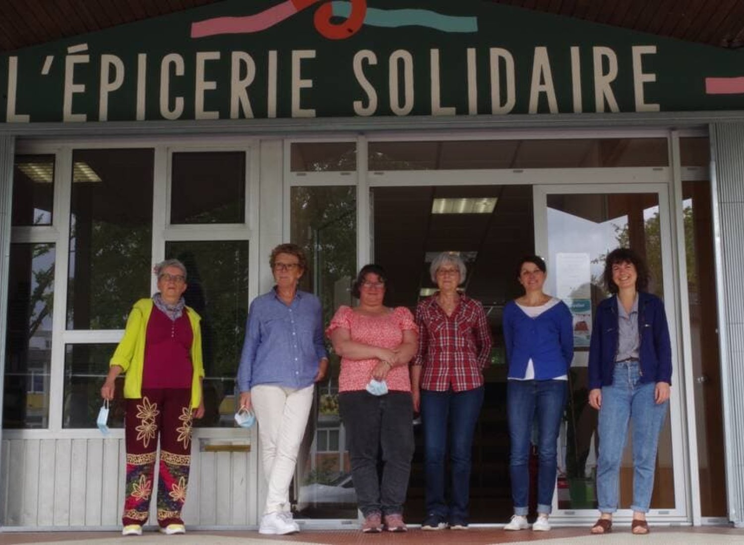 Alice Goulaouic (à droite) accompagnée de quatre bénévoles.