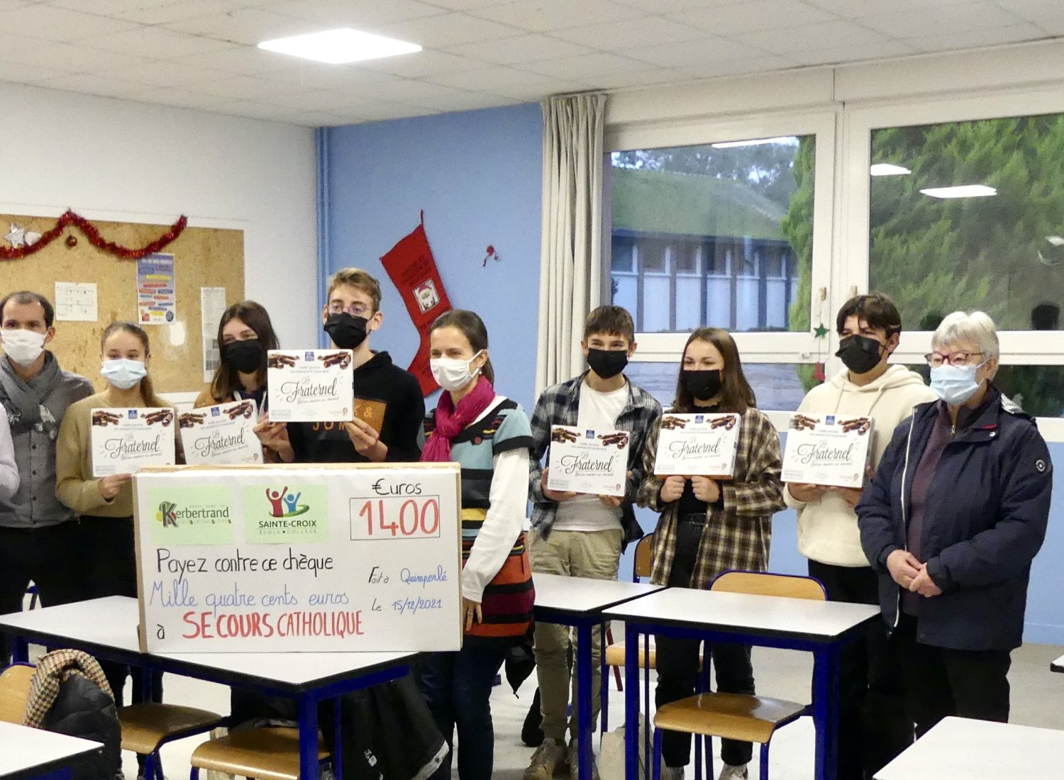  Faustine, Louis, Lili-Rose, Tibo, Faustine, Lowan, Maïwenn et Maixent, les élèves délégués réunis autour de Cécile Le Guennec l’Animatrice en Pastorale Scolaire, de Françoise et de l’équipe du Secours Catholique Finistère.