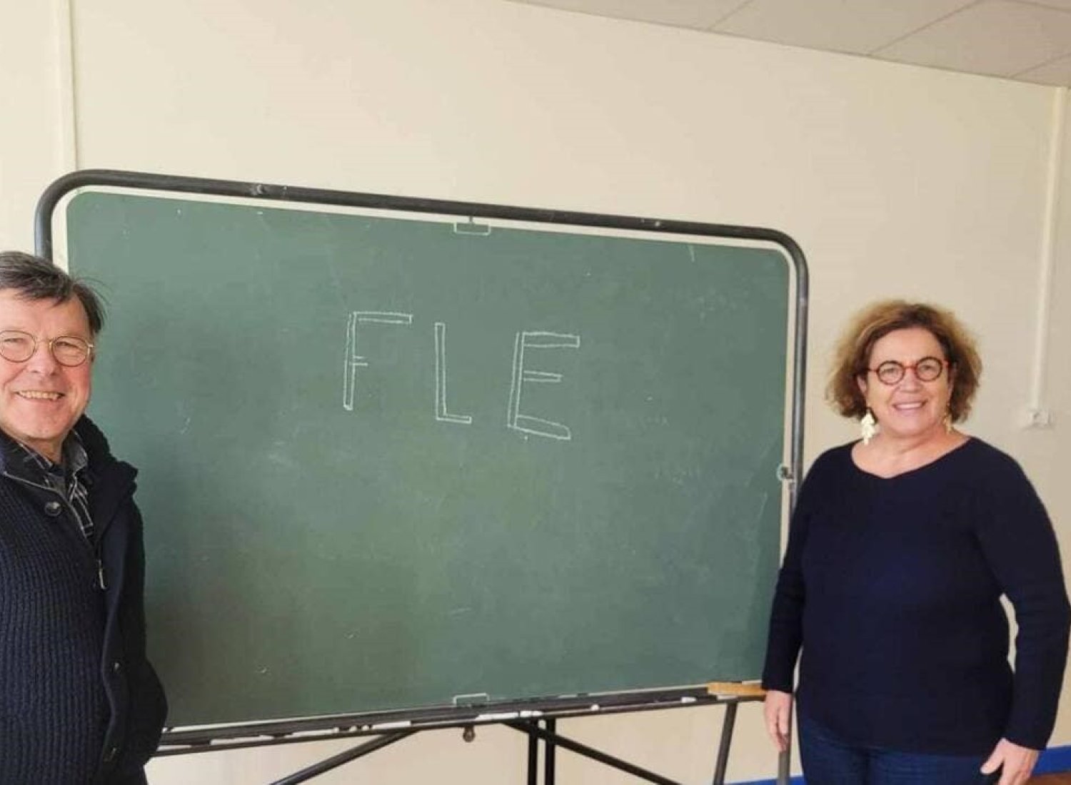 Denis ROGARD, le responsable de l’équipe à côté d’Hélène bénévole animant les cours.