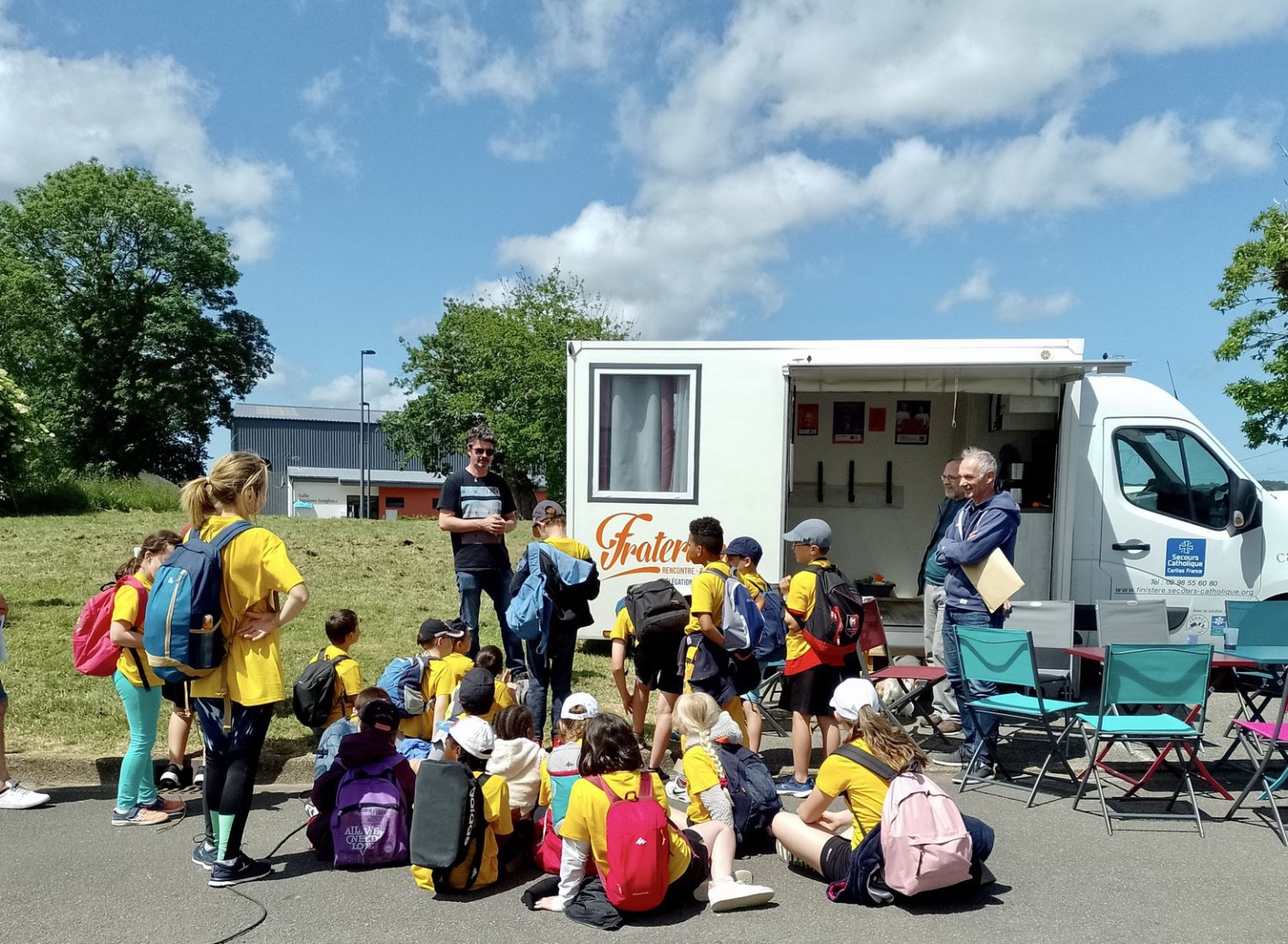 Des élèves des classes de CM1 devant le Fraterni'bus à Ergué-Gabéric