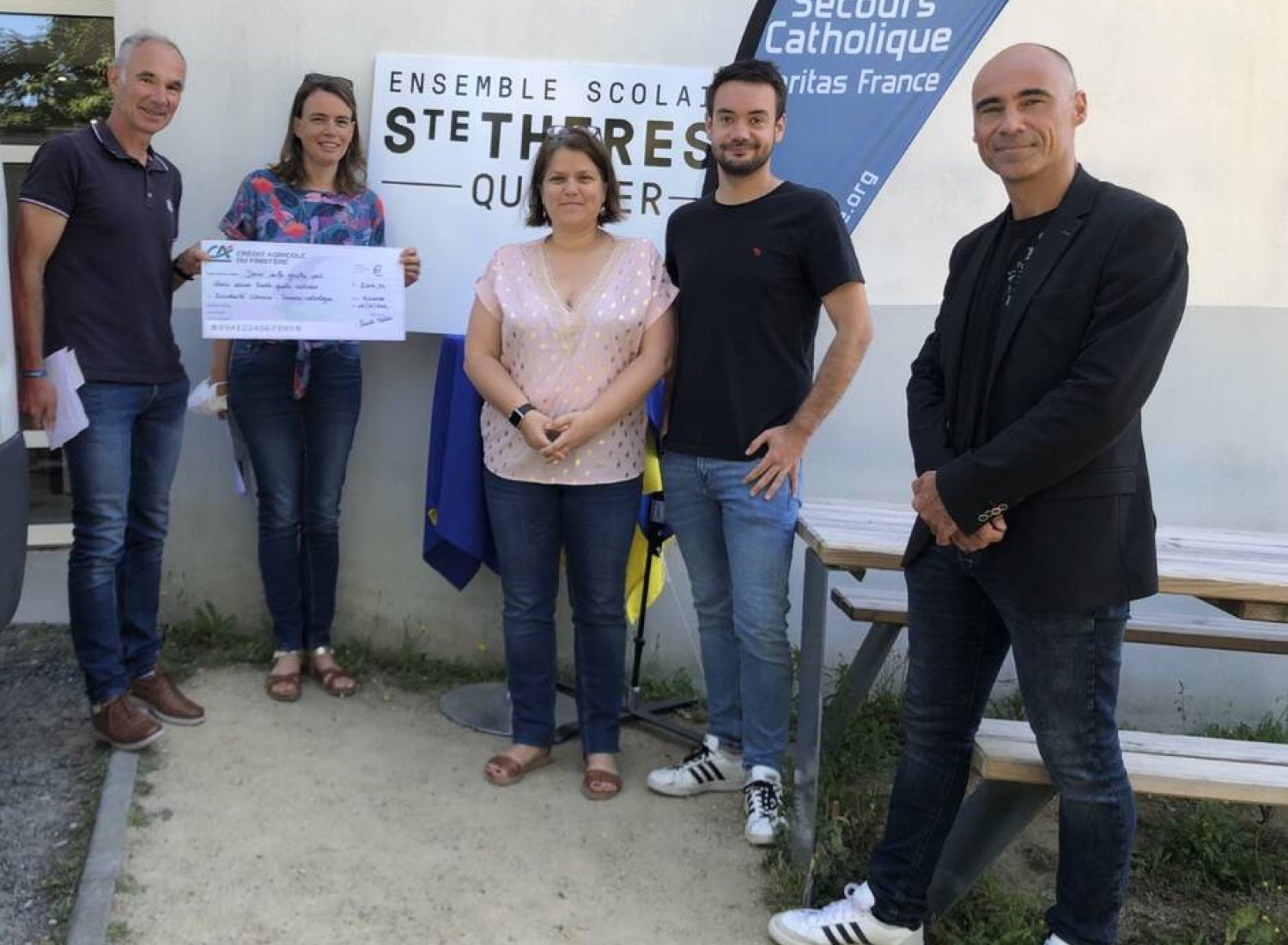 , reçoit un chèque de la part Les responsables et le directeur adjoint de Sainte-Thérèse à Quimper remettent un chèque à  Erwan Guéguen (à gauche), animateur du Secours Catholique du Finistère