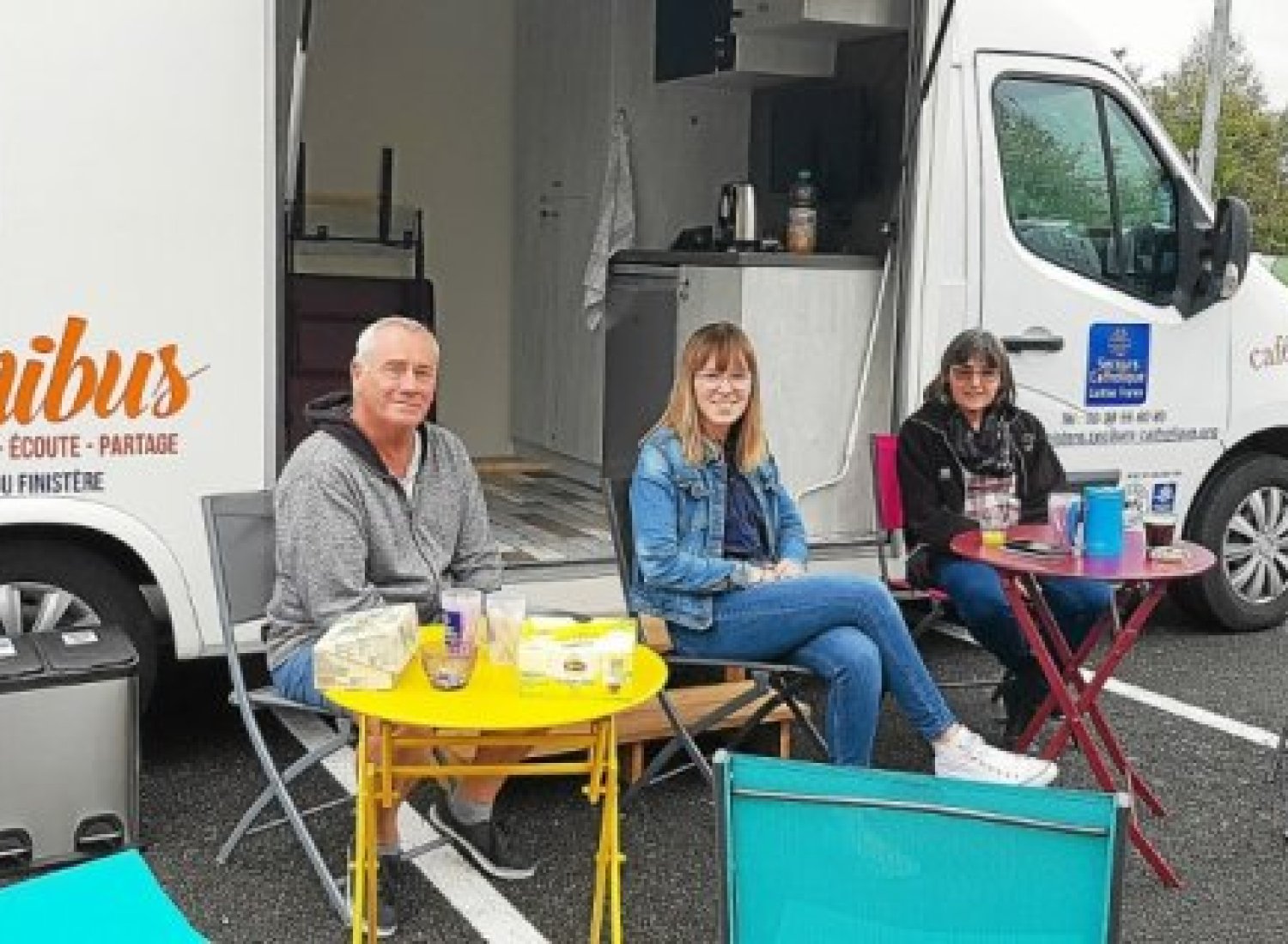 L’équipe du Fraternibus, constituée d’Elsa, Pascal et Erwan, était présente pour la première fois à Elliant jeudi.