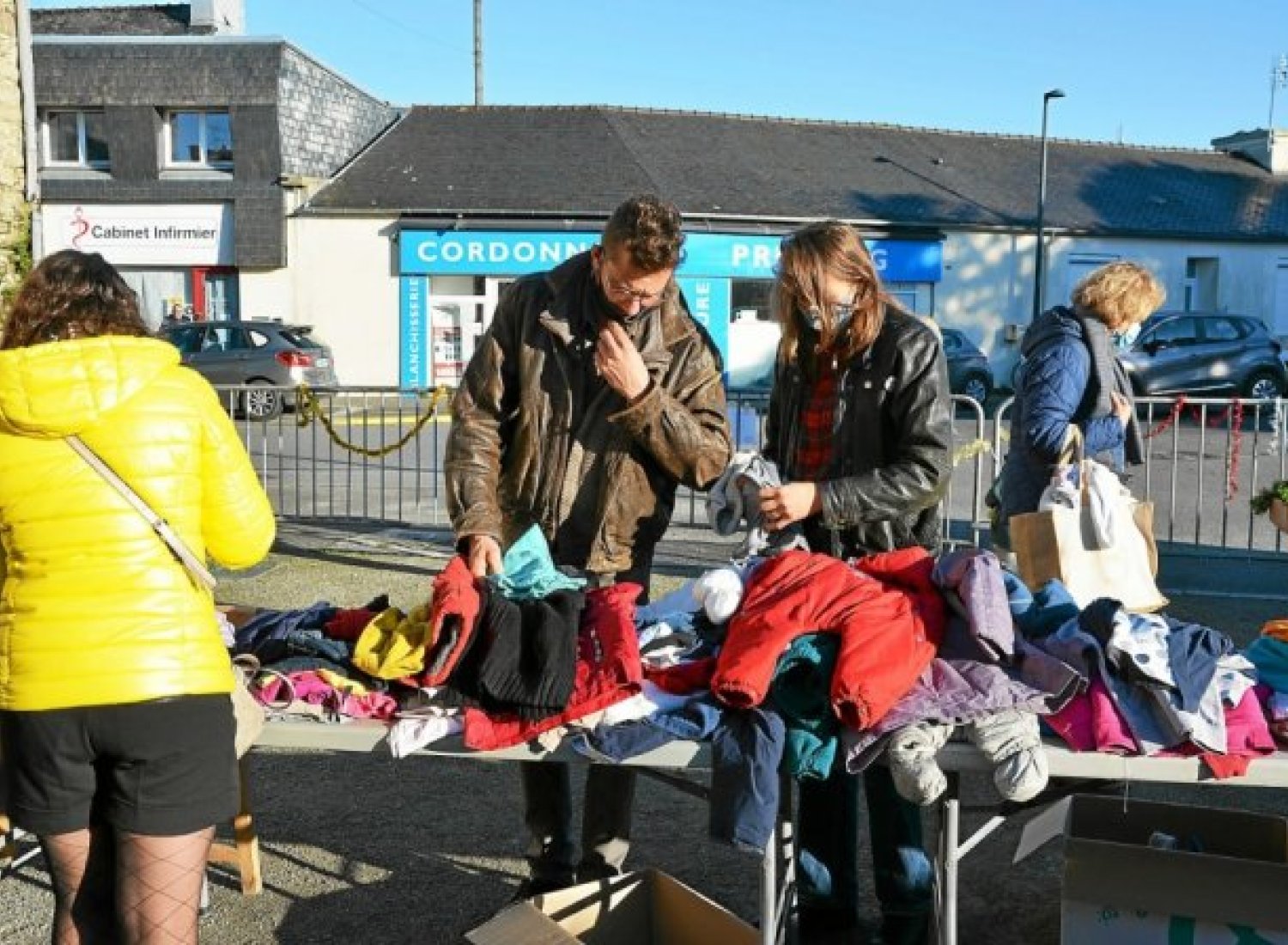 La braderie offrait un choix important de vêtements pour enfants