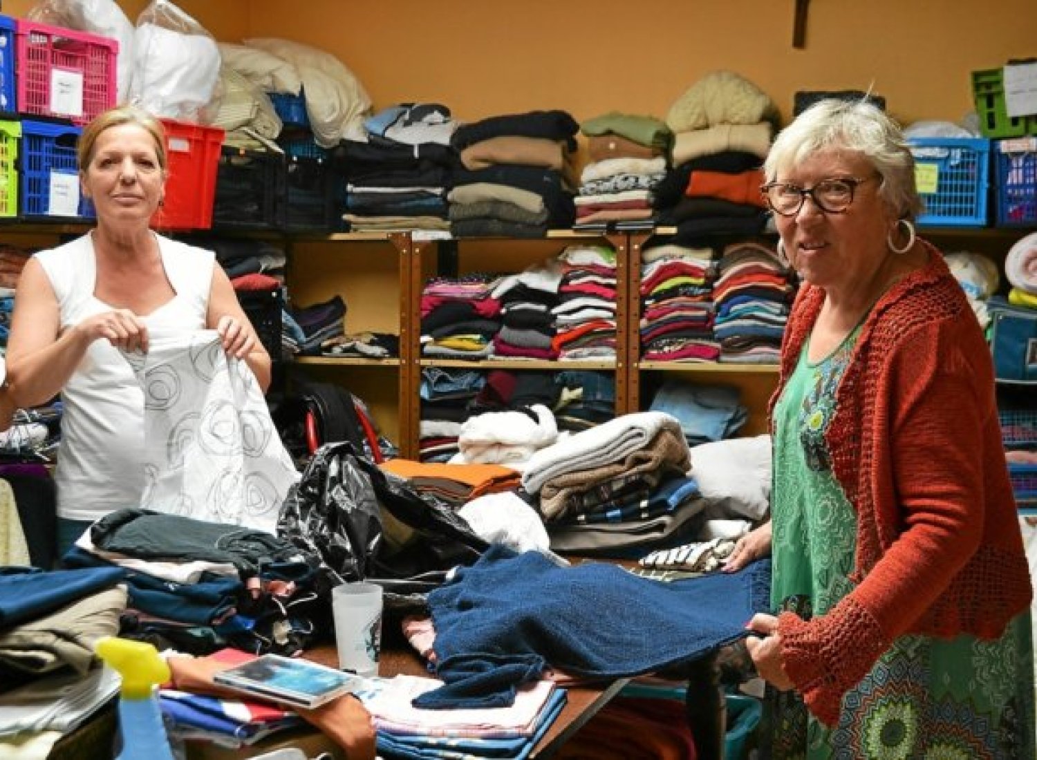 Sylvie et Brigitte, bénévoles du Secours Catholique ne manquent pas d'occupations. Après le tri, il leur faut garnir les présentoirs de vêtements d'été...
